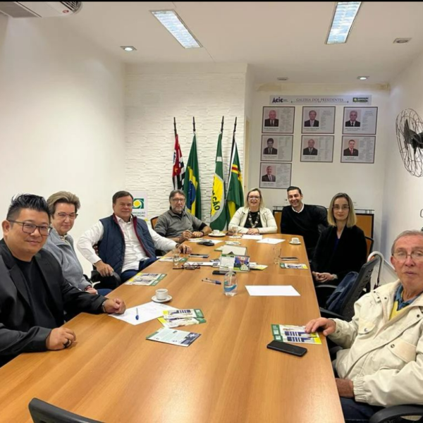 Copia-de-11-de-maio-Hoje-recebi-o-amigo-de-longas-batalhas-sociais-e-irmao-de-fe-Aquino-Conselheiro-Tutelar-e-Lider-Comunitario-aqui-em-Carapicuiba.-Falamos-sobre-demandas-que-estimulam-a-ampliac